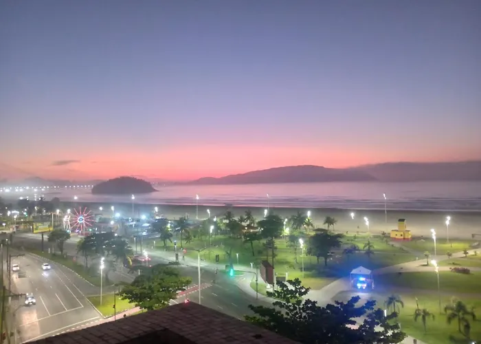 Frente Para O Mar Praia Do Itarare Com Sacada Ampla E Perto De 4 Mercados Capacidade Para Ate 9 Pessoas Check In Ate As 22 Hrs Equivalente A 3 Quartos Perto De Varios Mercados Check In Ate As 22Hrs Sob Condicoes Especiais Andar Alto E Com Gde Confort