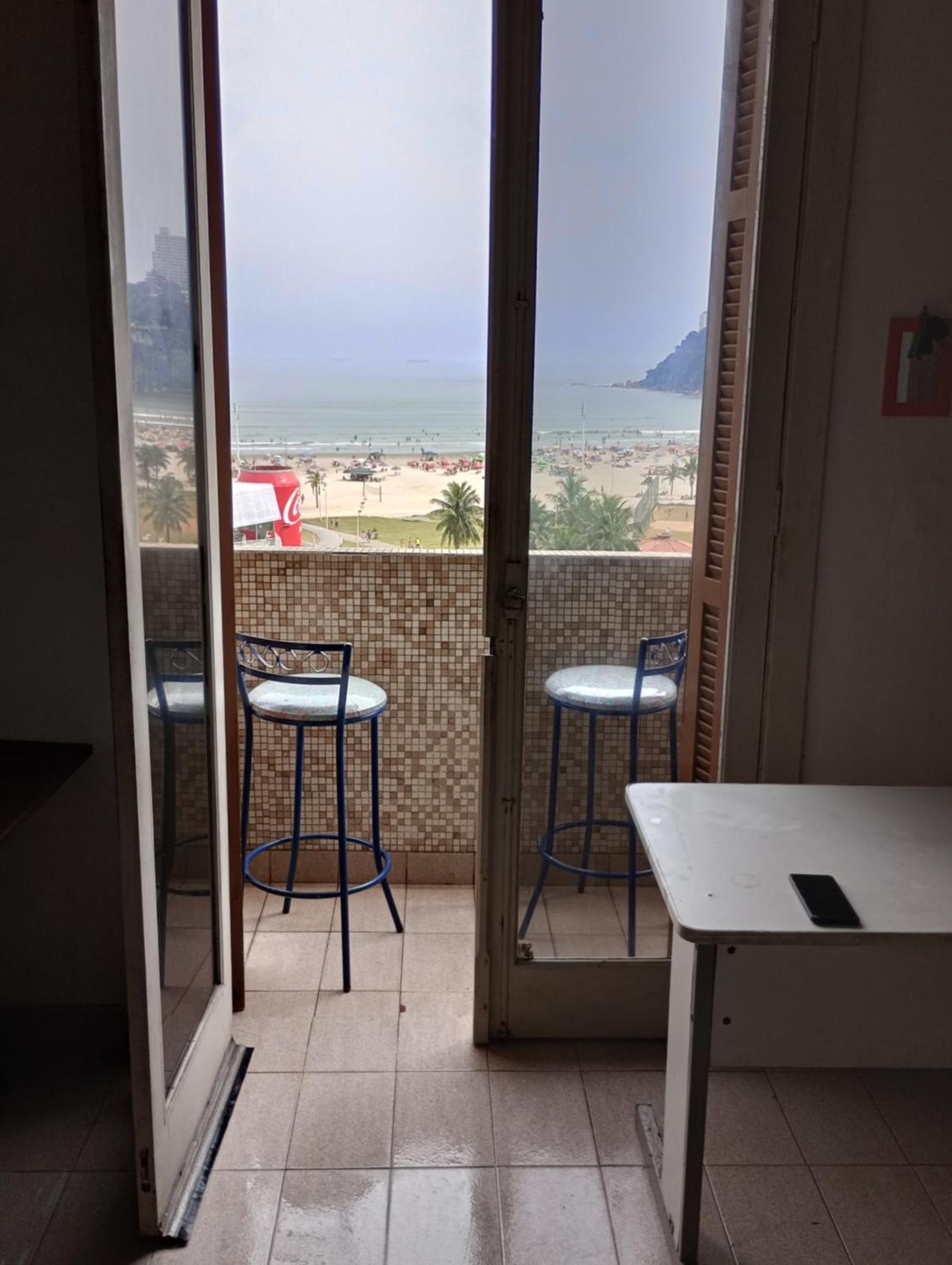 Frente O Mar Do Itarare Com Sacada Ampla E Perto De 4 Mercados Capacidade Ate 9 Pessoas Check In Ate As 22 Hrs Equivalente A 3 Quartos Perto De Varios Mercados Check In Ate As 22hrs Sob Condicoes Especiais Andar Alto E Com Gde Confort Apartamento São Vicente
